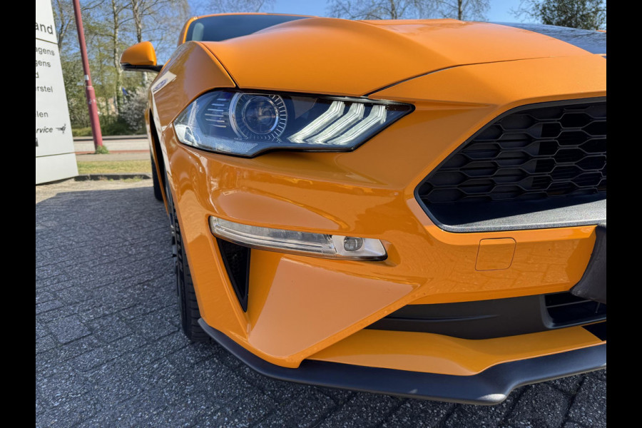 Ford Mustang Fastback 2.3 EcoBoost 289pk | Custom Pack Black | Lederen bekleding | Navigatie full map | Voorstoelen verwarmd en geventileerd | Audio installatie premium | Twister Orange