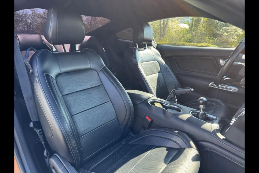 Ford Mustang Fastback 2.3 EcoBoost 289pk | Custom Pack Black | Lederen bekleding | Navigatie full map | Voorstoelen verwarmd en geventileerd | Audio installatie premium | Twister Orange