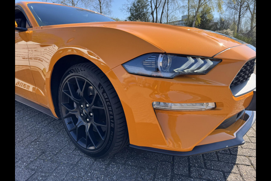 Ford Mustang Fastback 2.3 EcoBoost 289pk | Custom Pack Black | Lederen bekleding | Navigatie full map | Voorstoelen verwarmd en geventileerd | Audio installatie premium | Twister Orange