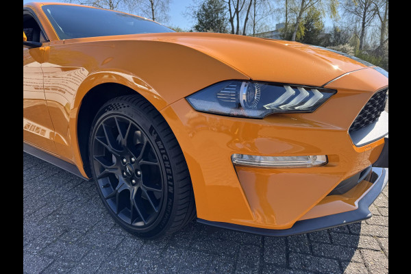 Ford Mustang Fastback 2.3 EcoBoost 289pk | Custom Pack Black | Lederen bekleding | Navigatie full map | Voorstoelen verwarmd en geventileerd | Audio installatie premium | Twister Orange