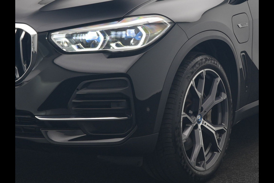 BMW X5 xDrive45e High Executive PHEV 395pk Dealer O.H. | Active Steering | Trekhaak Af Fabriek | Panodak | Luchtvering | Head Up | Adaptive Cruise | 360 Camera | Laser LED | Nappa Lederen Comfortstoelen Memory & Verwarmd | Adaptief Onderstel | Keyless | Sfeerverlichting | Apple Carplay | 21"L.M | Plug In Hybrid |