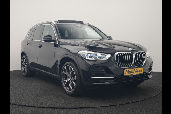 BMW X5 xDrive45e High Executive PHEV 395pk Dealer O.H. | Active Steering | Trekhaak Af Fabriek | Panodak | Luchtvering | Head Up | Adaptive Cruise | 360 Camera | Laser LED | Nappa Lederen Comfortstoelen Memory & Verwarmd | Adaptief Onderstel | Keyless | Sfeerverlichting | Apple Carplay | 21"L.M | Plug In Hybrid |