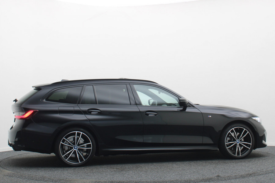 BMW 3 Serie Touring 320e Leer, Panoramadak, ACC, Camera, Verwarmd Stuurwiel, LED, Apple Carplay, 19''