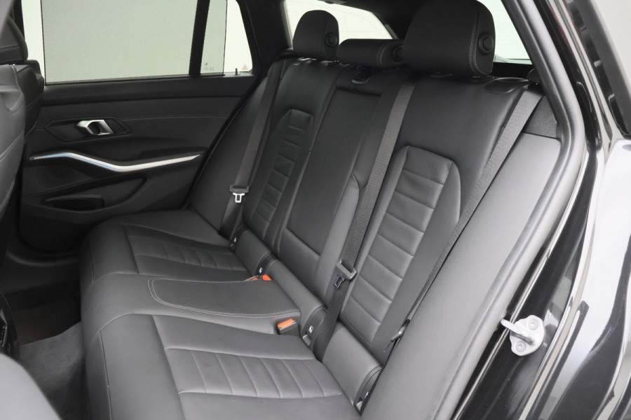 BMW 3 Serie Touring 320e Leer, Panoramadak, ACC, Camera, Verwarmd Stuurwiel, LED, Apple Carplay, 19''