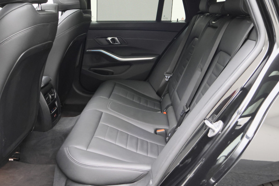 BMW 3 Serie Touring 320e Leer, Panoramadak, ACC, Camera, Verwarmd Stuurwiel, LED, Apple Carplay, 19''