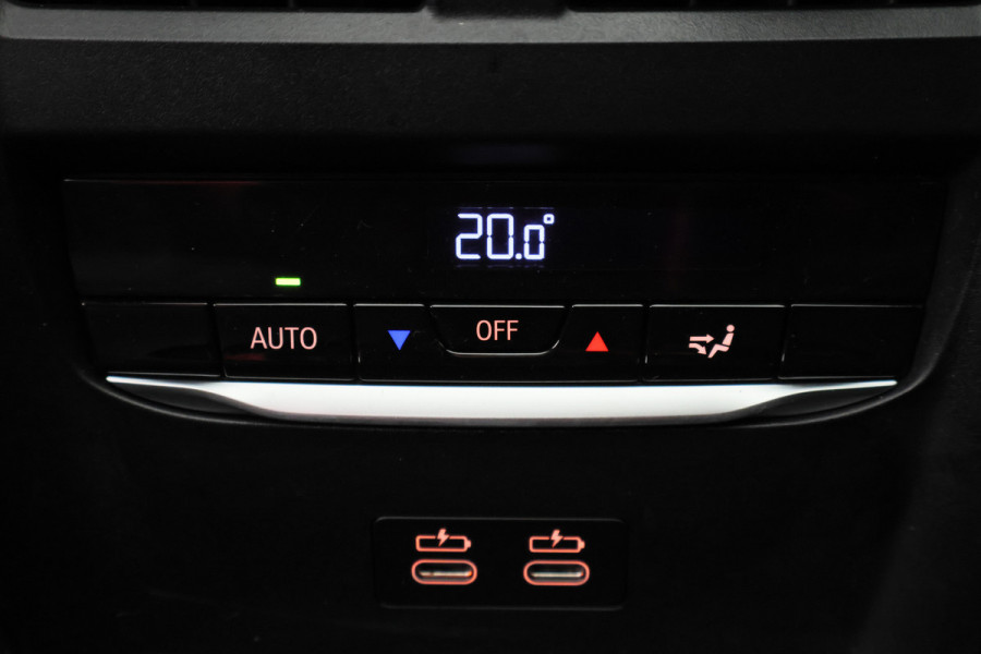 BMW 3 Serie Touring 320e Leer, Panoramadak, ACC, Camera, Verwarmd Stuurwiel, LED, Apple Carplay, 19''