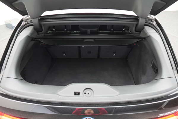 BMW 3 Serie Touring 320e Leer, Panoramadak, ACC, Camera, Verwarmd Stuurwiel, LED, Apple Carplay, 19''