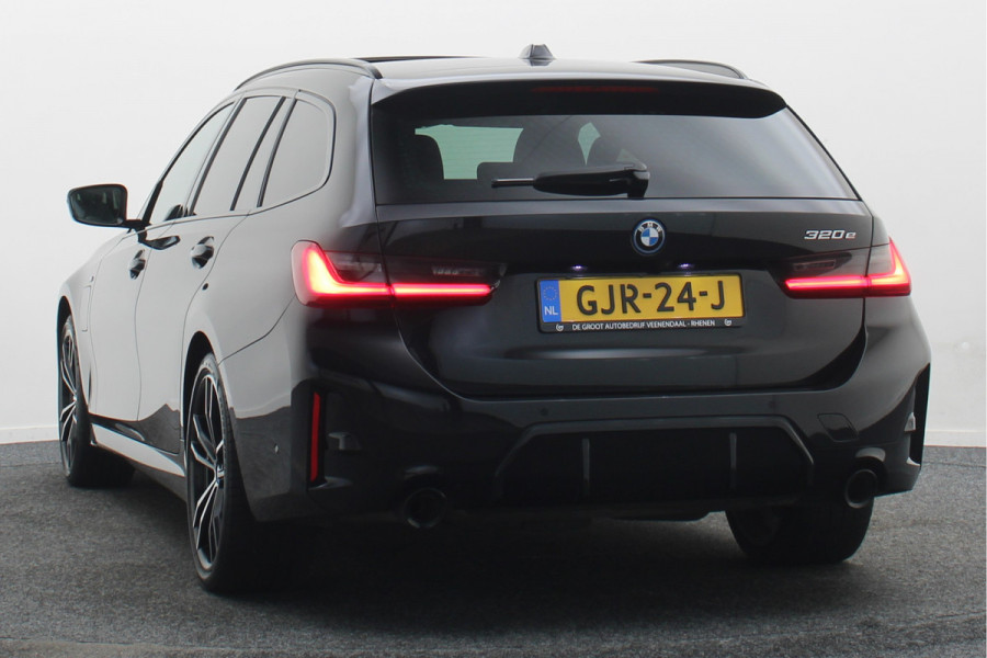 BMW 3 Serie Touring 320e Leer, Panoramadak, ACC, Camera, Verwarmd Stuurwiel, LED, Apple Carplay, 19''