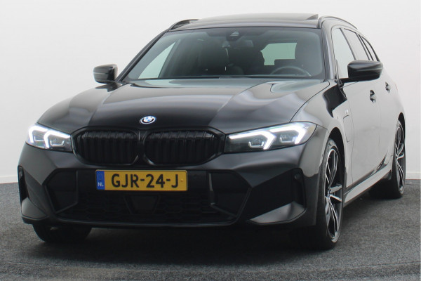 BMW 3 Serie Touring 320e Leer, Panoramadak, ACC, Camera, Verwarmd Stuurwiel, LED, Apple Carplay, 19''