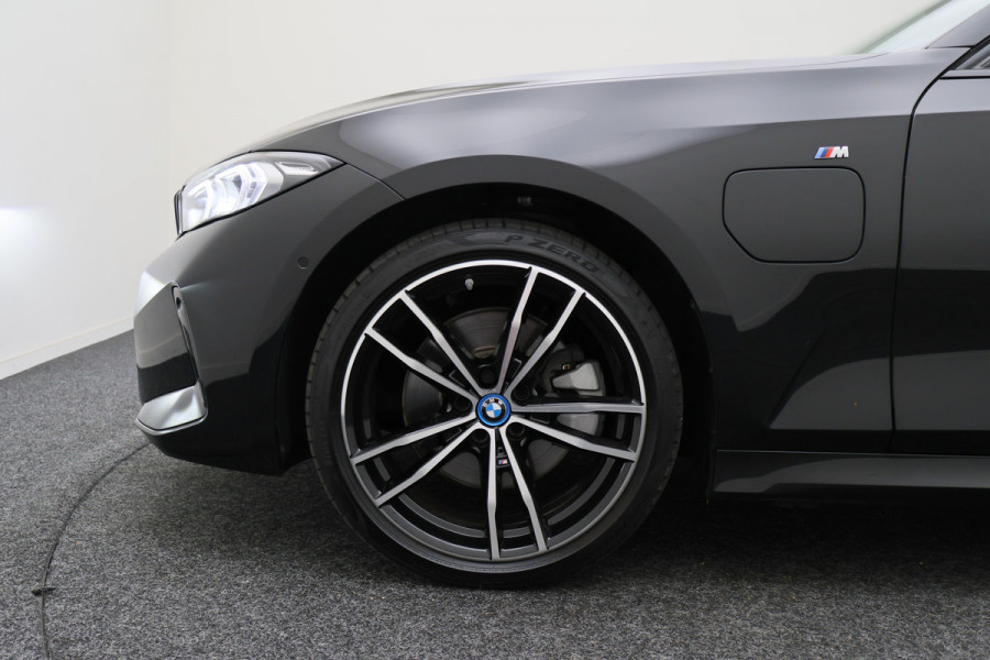 BMW 3 Serie Touring 320e Leer, Panoramadak, ACC, Camera, Verwarmd Stuurwiel, LED, Apple Carplay, 19''