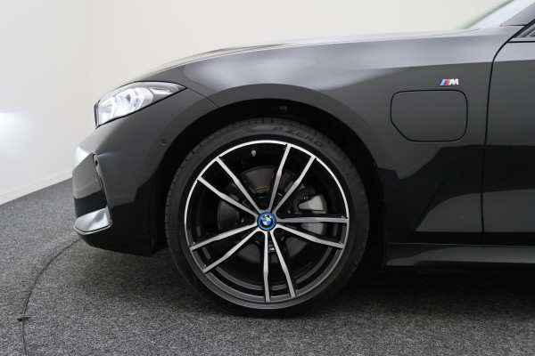 BMW 3 Serie Touring 320e Leer, Panoramadak, ACC, Camera, Verwarmd Stuurwiel, LED, Apple Carplay, 19''