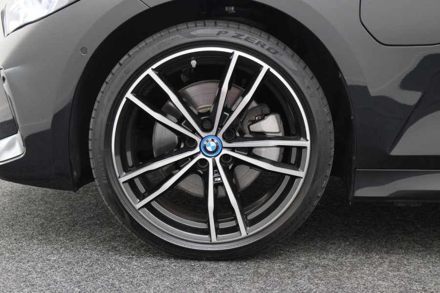 BMW 3 Serie Touring 320e Leer, Panoramadak, ACC, Camera, Verwarmd Stuurwiel, LED, Apple Carplay, 19''