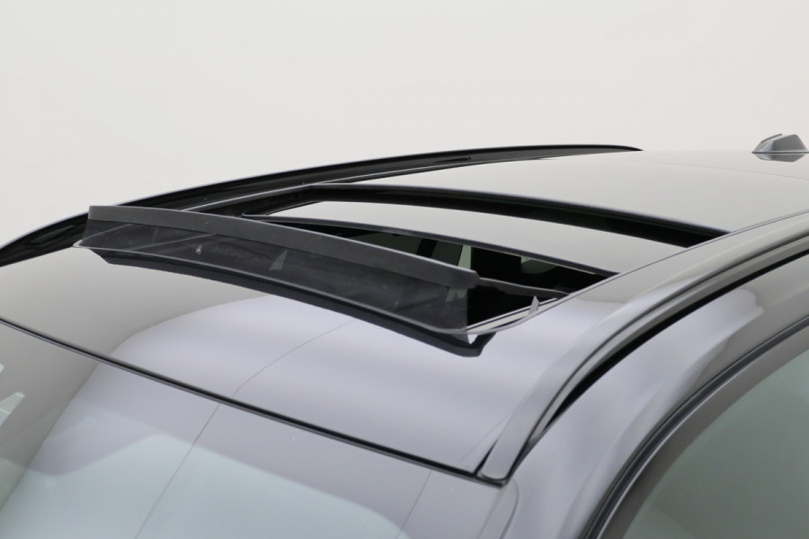 BMW 3 Serie Touring 320e Leer, Panoramadak, ACC, Camera, Verwarmd Stuurwiel, LED, Apple Carplay, 19''