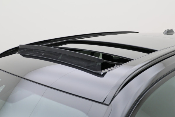 BMW 3 Serie Touring 320e Leer, Panoramadak, ACC, Camera, Verwarmd Stuurwiel, LED, Apple Carplay, 19''