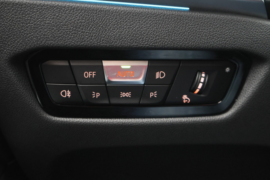 BMW 3 Serie Touring 320e Leer, Panoramadak, ACC, Camera, Verwarmd Stuurwiel, LED, Apple Carplay, 19''