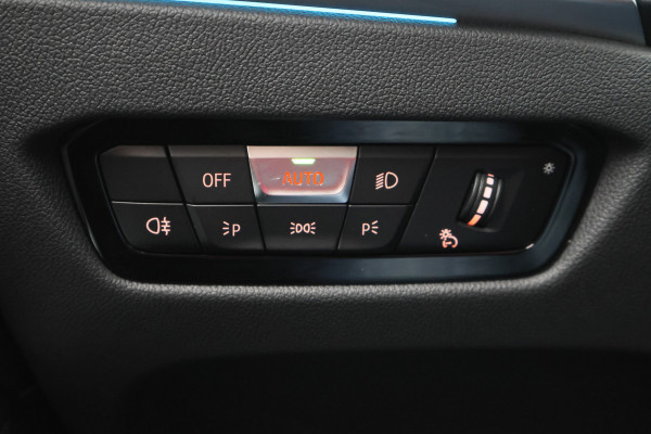 BMW 3 Serie Touring 320e Leer, Panoramadak, ACC, Camera, Verwarmd Stuurwiel, LED, Apple Carplay, 19''