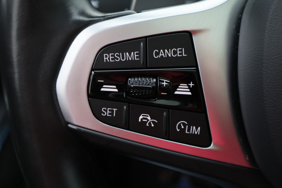BMW 3 Serie Touring 320e Leer, Panoramadak, ACC, Camera, Verwarmd Stuurwiel, LED, Apple Carplay, 19''