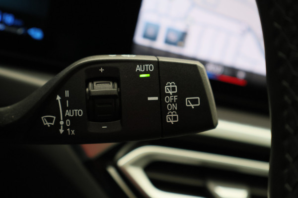 BMW 3 Serie Touring 320e Leer, Panoramadak, ACC, Camera, Verwarmd Stuurwiel, LED, Apple Carplay, 19''