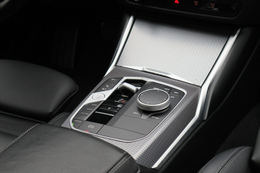 BMW 3 Serie Touring 320e Leer, Panoramadak, ACC, Camera, Verwarmd Stuurwiel, LED, Apple Carplay, 19''