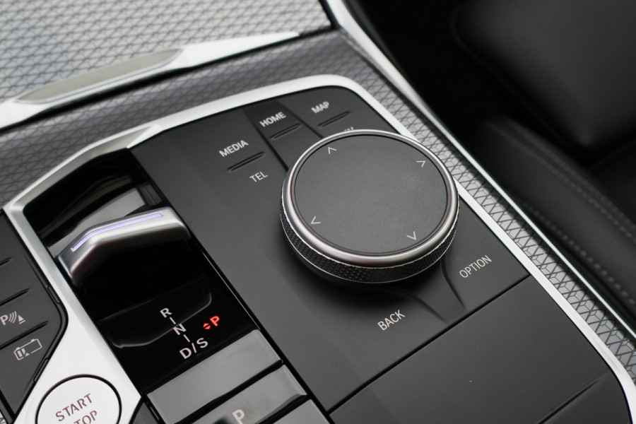 BMW 3 Serie Touring 320e Leer, Panoramadak, ACC, Camera, Verwarmd Stuurwiel, LED, Apple Carplay, 19''
