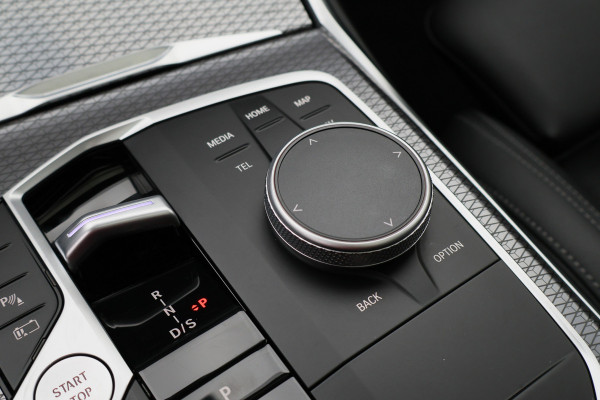 BMW 3 Serie Touring 320e Leer, Panoramadak, ACC, Camera, Verwarmd Stuurwiel, LED, Apple Carplay, 19''