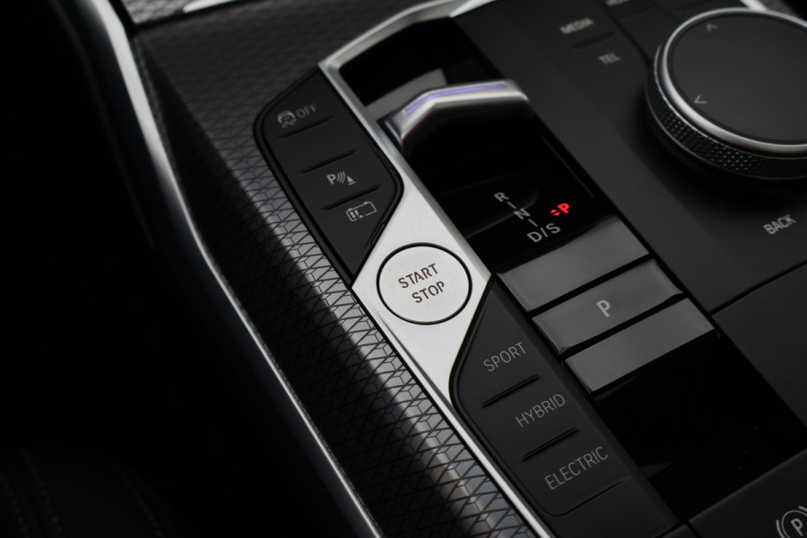 BMW 3 Serie Touring 320e Leer, Panoramadak, ACC, Camera, Verwarmd Stuurwiel, LED, Apple Carplay, 19''
