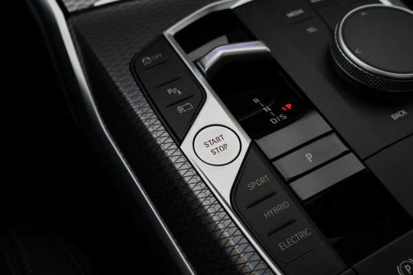 BMW 3 Serie Touring 320e Leer, Panoramadak, ACC, Camera, Verwarmd Stuurwiel, LED, Apple Carplay, 19''