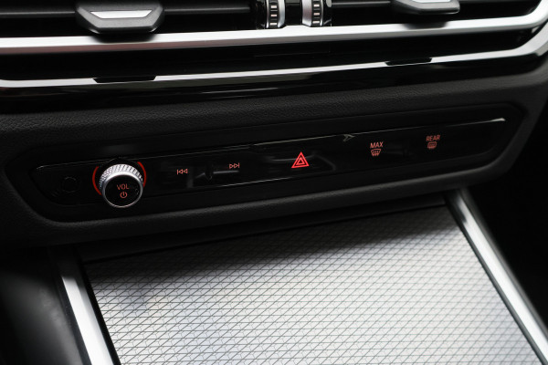 BMW 3 Serie Touring 320e Leer, Panoramadak, ACC, Camera, Verwarmd Stuurwiel, LED, Apple Carplay, 19''