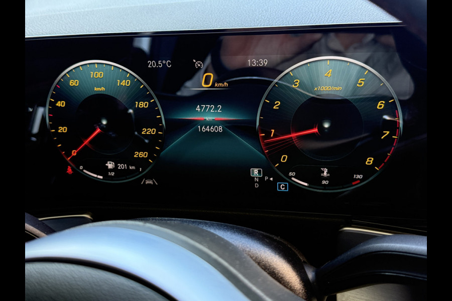 Mercedes-Benz Glb 200 Business Solution AMG | 7-Zits | Pano | Camera | Sfeerverlichting