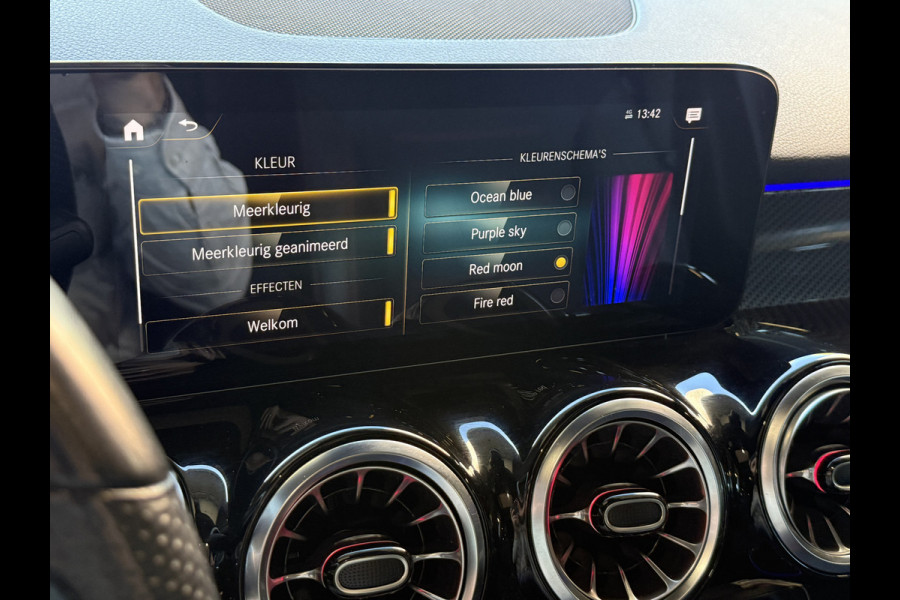 Mercedes-Benz Glb 200 Business Solution AMG | 7-Zits | Pano | Camera | Sfeerverlichting