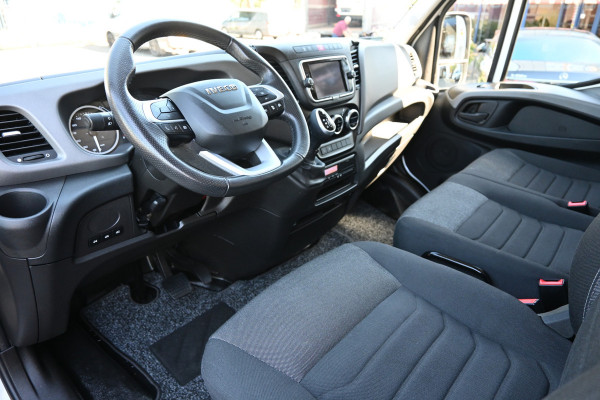 Iveco Daily 40C18 3.0 HiMatic Bakwagen met Dhollandia laadklep Luchtvering, Trekhaak, ACC, LED, Geveerde stoel, Camera