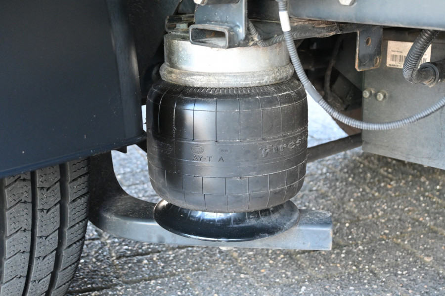 Iveco Daily 40C18 3.0 HiMatic Bakwagen met Dhollandia laadklep Luchtvering, Trekhaak, ACC, LED, Geveerde stoel, Camera