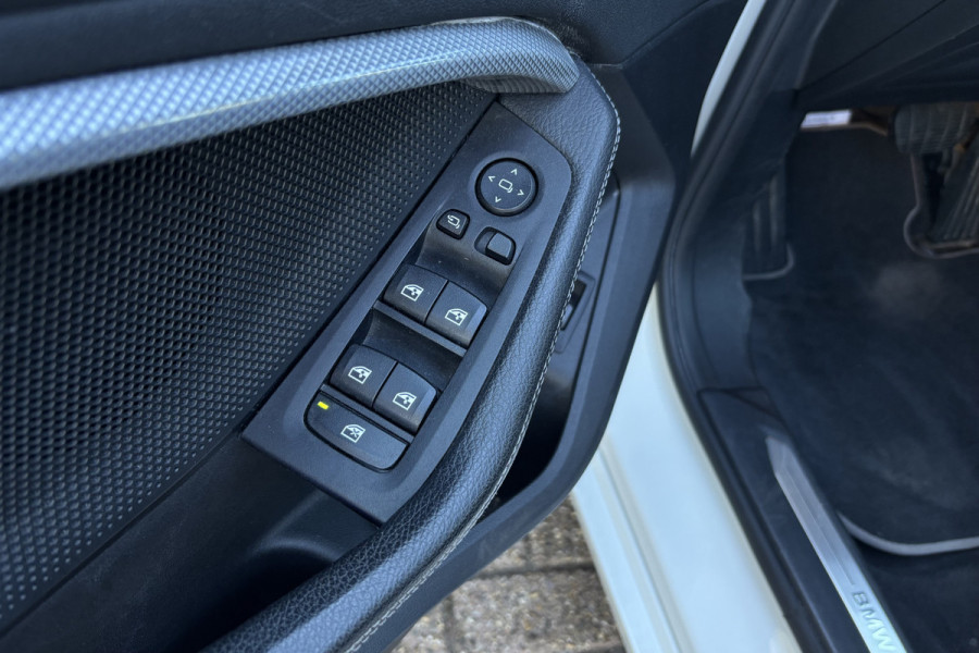 BMW 1-serie 118i Sportline | Sportleder | Comfort Acces | Stoel+Stuurverwarming | PDC V+A | Carplay