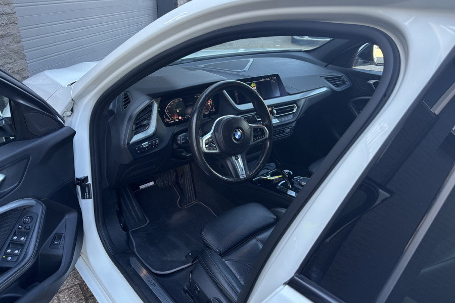 BMW 1-serie 118i Sportline | Sportleder | Comfort Acces | Stoel+Stuurverwarming | PDC V+A | Carplay