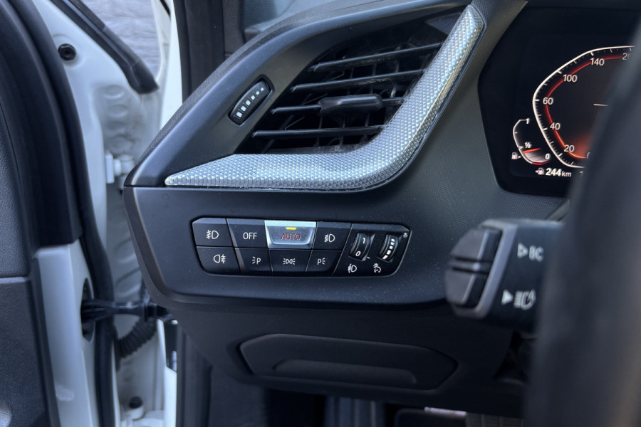 BMW 1-serie 118i Sportline | Sportleder | Comfort Acces | Stoel+Stuurverwarming | PDC V+A | Carplay
