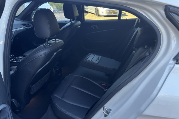 BMW 1-serie 118i Sportline | Sportleder | Comfort Acces | Stoel+Stuurverwarming | PDC V+A | Carplay