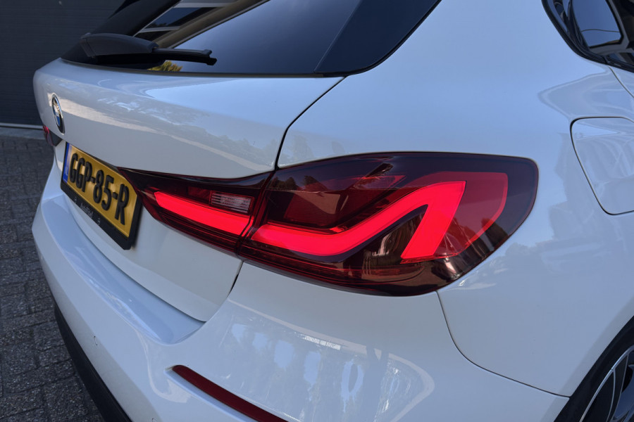 BMW 1-serie 118i Sportline | Sportleder | Comfort Acces | Stoel+Stuurverwarming | PDC V+A | Carplay
