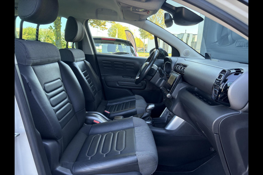 Citroën C3 Aircross 1.2 PureTech S&S Shine ✓D-riem vv in 2025✓Dealer Onderhouden✓Camera✓Trekhaak✓Keyless✓2e Eigenaar✓Draadloze telefoonlader✓Head-up Display✓Carplay✓Navi✓Clima✓Cruise✓Pdc V+A✓Rijstrooksensor✓Dodehoeksensor✓110pk✓17'' Lm velgen✓N.A.P✓Apk tot 01-2027