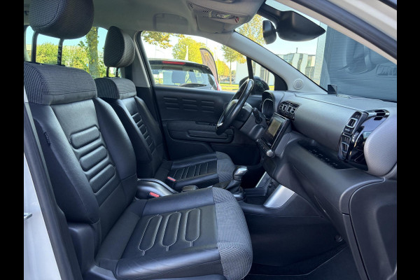 Citroën C3 Aircross 1.2 PureTech S&S Shine ✓D-riem vv in 2025✓Dealer Onderhouden✓Camera✓Trekhaak✓Keyless✓2e Eigenaar✓Draadloze telefoonlader✓Head-up Display✓Carplay✓Navi✓Clima✓Cruise✓Pdc V+A✓Rijstrooksensor✓Dodehoeksensor✓110pk✓17'' Lm velgen✓N.A.P✓Apk tot 01-2027
