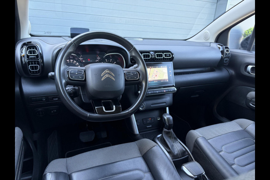 Citroën C3 Aircross 1.2 PureTech S&S Shine ✓D-riem vv in 2025✓Dealer Onderhouden✓Camera✓Trekhaak✓Keyless✓2e Eigenaar✓Draadloze telefoonlader✓Head-up Display✓Carplay✓Navi✓Clima✓Cruise✓Pdc V+A✓Rijstrooksensor✓Dodehoeksensor✓110pk✓17'' Lm velgen✓N.A.P✓Apk tot 01-2027