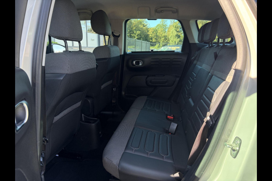 Citroën C3 Aircross 1.2 PureTech S&S Shine ✓D-riem vv in 2025✓Dealer Onderhouden✓Camera✓Trekhaak✓Keyless✓2e Eigenaar✓Draadloze telefoonlader✓Head-up Display✓Carplay✓Navi✓Clima✓Cruise✓Pdc V+A✓Rijstrooksensor✓Dodehoeksensor✓110pk✓17'' Lm velgen✓N.A.P✓Apk tot 01-2027