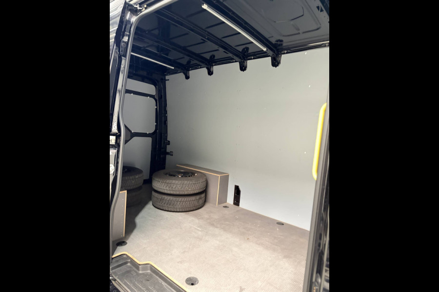 Volkswagen Crafter 2.0 TDI 177pk DSG L3H3 Shadow X Limited edition nr13/50 | Exclusive