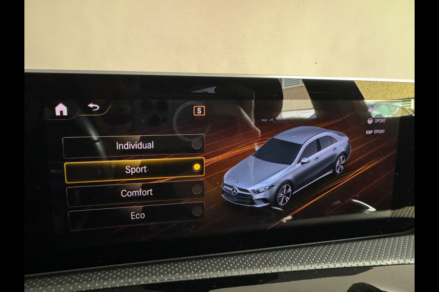 Mercedes-Benz A-Klasse 180 AMG Pano|Stoelverwarming|Camera|Lane Assist
