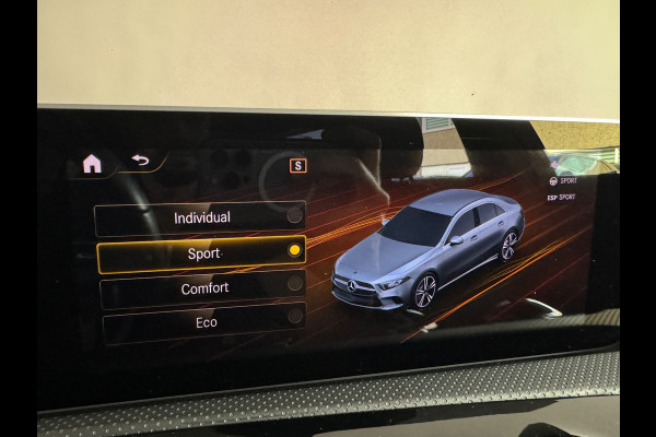 Mercedes-Benz A-Klasse 180 AMG Pano|Stoelverwarming|Camera|Lane Assist