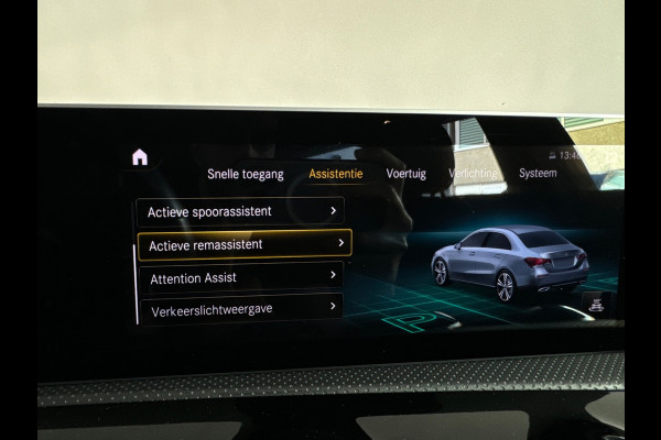 Mercedes-Benz A-Klasse 180 AMG Pano|Stoelverwarming|Camera|Lane Assist