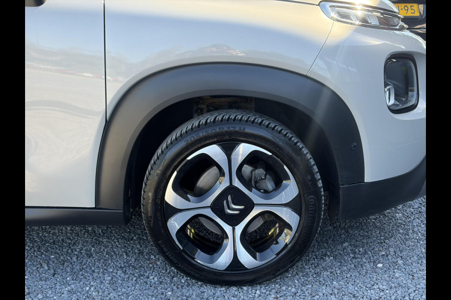 Citroën C3 Aircross 1.2 PureTech S&S Shine ✓D-riem vv in 2025✓Dealer Onderhouden✓Camera✓Trekhaak✓Keyless✓2e Eigenaar✓Draadloze telefoonlader✓Head-up Display✓Carplay✓Navi✓Clima✓Cruise✓Pdc V+A✓Rijstrooksensor✓Dodehoeksensor✓110pk✓17'' Lm velgen✓N.A.P✓Apk tot 01-2027
