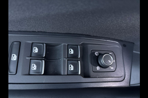 Volkswagen T-Roc 1.5 TSI Sport Business R 150 pk Automaat (DSG) | Navigatie | Panoromadak | Parkeersensoren | Achteruitrijcamera | Adaptieve Cruise Control | Stoelverwarming |