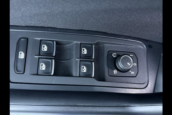 Volkswagen T-Roc 1.5 TSI Sport Business R 150 pk Automaat (DSG) | Navigatie | Panoromadak | Parkeersensoren | Achteruitrijcamera | Adaptieve Cruise Control | Stoelverwarming |