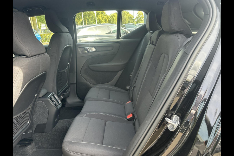 Volvo XC40 Recharge Plus 70 kWh VAN: € 32.900- VOOR: € 30.877,- UW HERFSTVOORDEEL: € 2.023-| SOH 92%|  ADAPTIVE CRUISE| ELEK. ACHTERKLEP| STOEL + STUURVERWARMING| DODE HOEK SENSOR|