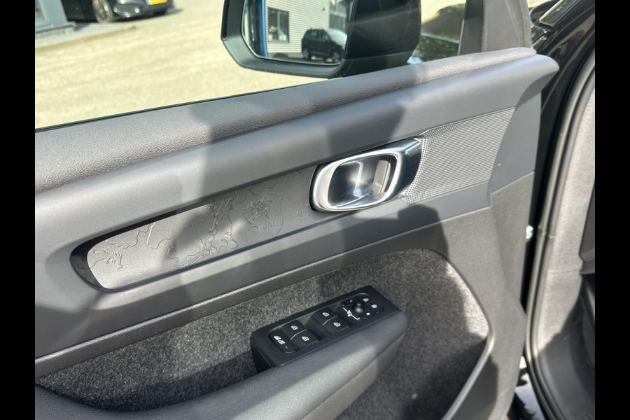 Volvo XC40 Recharge Plus 70 kWh VAN: € 32.900- VOOR: € 30.877,- UW HERFSTVOORDEEL: € 2.023-| SOH 92%|  ADAPTIVE CRUISE| ELEK. ACHTERKLEP| STOEL + STUURVERWARMING| DODE HOEK SENSOR|